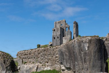 Corfe Castle Dorset'deki / daki kalıntıları