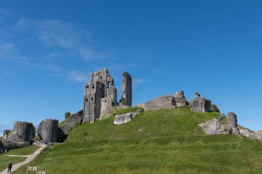 Corfe Castle Dorset'deki / daki kalıntıları