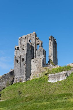 Corfe Castle Dorset'deki / daki kalıntıları