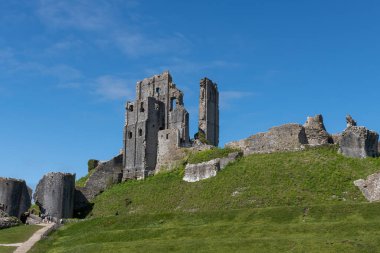 Corfe Castle Dorset'deki / daki kalıntıları