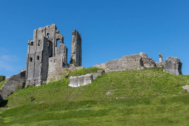 Corfe Castle Dorset'deki / daki kalıntıları
