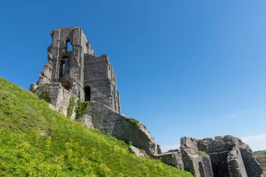 Corfe Castle Dorset'deki / daki kalıntıları
