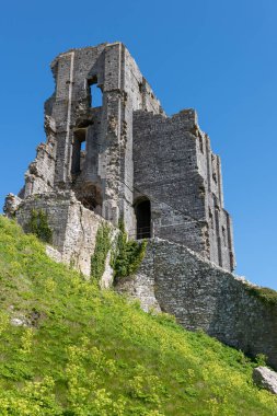 Corfe Castle Dorset'deki / daki kalıntıları