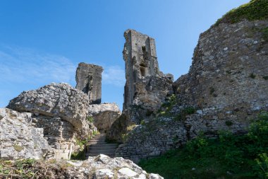 Corfe Castle Dorset'deki / daki kalıntıları