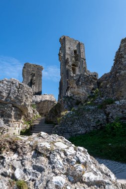 Corfe Castle Dorset'deki / daki kalıntıları