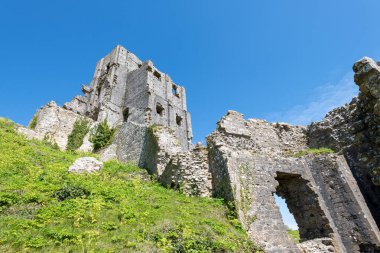 Corfe Castle Dorset'deki / daki kalıntıları