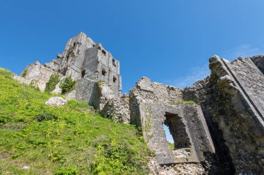 Corfe Castle Dorset'deki / daki kalıntıları