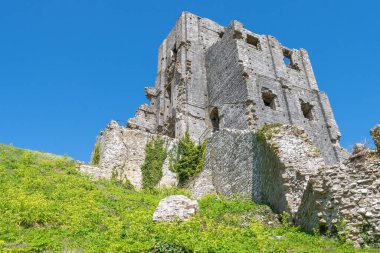 Corfe Castle Dorset'deki / daki kalıntıları