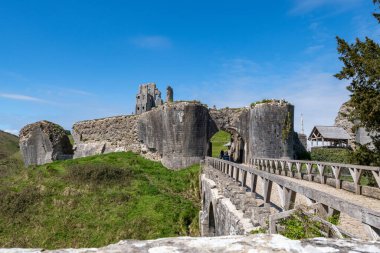 Corfe Castle Dorset'deki / daki kalıntıları