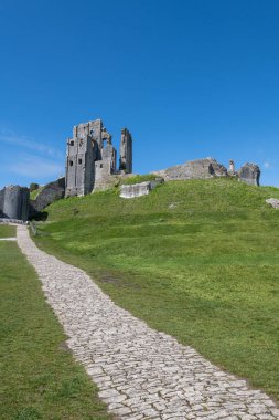 Corfe Castle Dorset'deki / daki kalıntıları