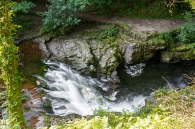Doğu Lyn nehri üzerinde Exmoor Ulusal Parkı 'ndaki Watersmeet' te uzun süre bir şelale görüldü.