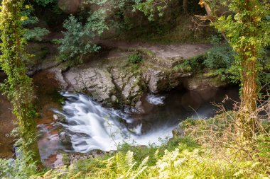 Doğu Lyn nehri üzerinde Exmoor Ulusal Parkı 'ndaki Watersmeet' te uzun süre bir şelale görüldü.