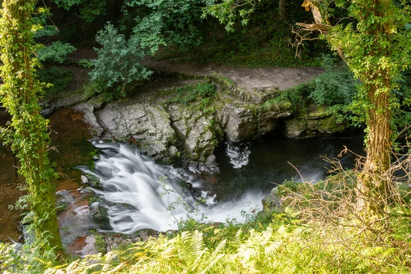 Doğu Lyn nehri üzerinde Exmoor Ulusal Parkı 'ndaki Watersmeet' te uzun süre bir şelale görüldü.