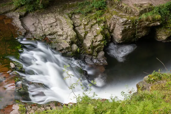 Doğu Lyn nehri üzerinde Exmoor Ulusal Parkı 'ndaki Watersmeet' te uzun süre bir şelale görüldü.