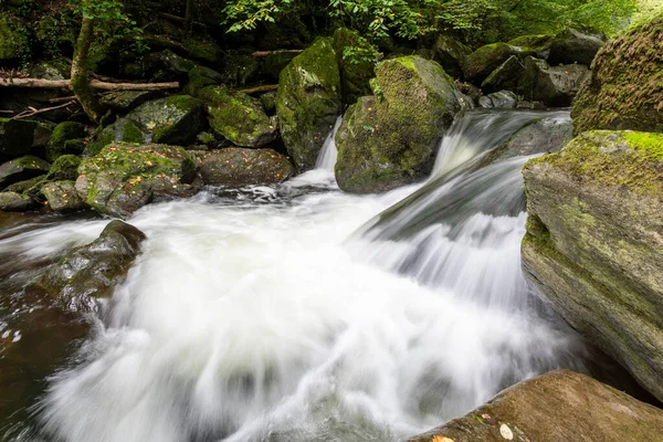 Doğu Lyn nehri üzerinde Exmoor Ulusal Parkı 'ndaki Watersmeet' te uzun süre bir şelale görüldü.