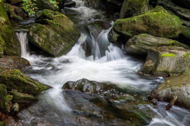 Doğu Lyn nehri üzerinde Exmoor Ulusal Parkı 'ndaki Watersmeet' te uzun süre bir şelale görüldü.