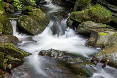 Doğu Lyn nehri üzerinde Exmoor Ulusal Parkı 'ndaki Watersmeet' te uzun süre bir şelale görüldü.