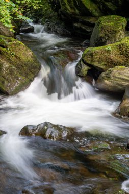 Doğu Lyn nehri üzerinde Exmoor Ulusal Parkı 'ndaki Watersmeet' te uzun süre bir şelale görüldü.