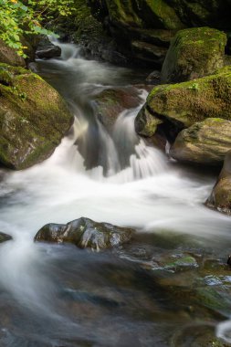 Doğu Lyn nehri üzerinde Exmoor Ulusal Parkı 'ndaki Watersmeet' te uzun süre bir şelale görüldü.