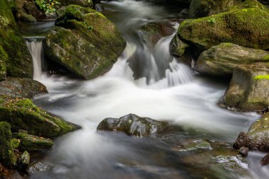 Doğu Lyn nehri üzerinde Exmoor Ulusal Parkı 'ndaki Watersmeet' te uzun süre bir şelale görüldü.