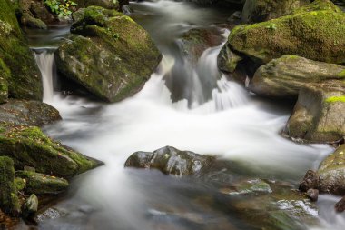 Doğu Lyn nehri üzerinde Exmoor Ulusal Parkı 'ndaki Watersmeet' te uzun süre bir şelale görüldü.
