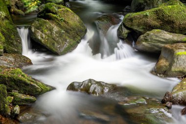 Doğu Lyn nehri üzerinde Exmoor Ulusal Parkı 'ndaki Watersmeet' te uzun süre bir şelale görüldü.