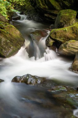 Doğu Lyn nehri üzerinde Exmoor Ulusal Parkı 'ndaki Watersmeet' te uzun süre bir şelale görüldü.