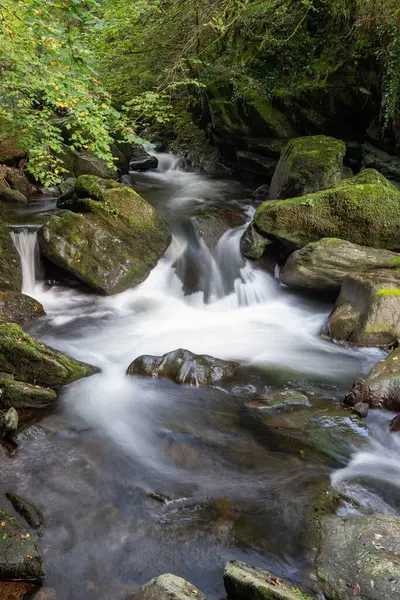 Doğu Lyn nehri üzerinde Exmoor Ulusal Parkı 'ndaki Watersmeet' te uzun süre bir şelale görüldü.