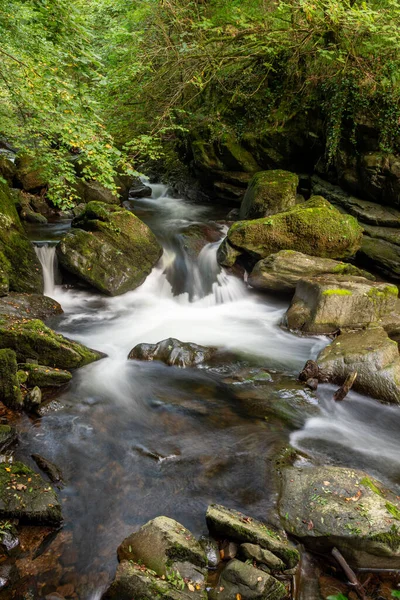 Doğu Lyn nehri üzerinde Exmoor Ulusal Parkı 'ndaki Watersmeet' te uzun süre bir şelale görüldü.