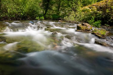 Doğu Lyn nehrinde Exmoor Ulusal Parkı 'ndaki Doone Vadisi' nden akan bir şelalenin uzun pozu
