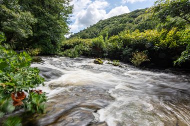 Doğu Lyn nehrinde Exmoor Ulusal Parkı 'ndaki Doone Vadisi' nden akan bir şelalenin uzun pozu