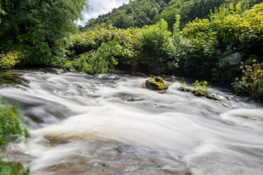 Doğu Lyn nehrinde Exmoor Ulusal Parkı 'ndaki Doone Vadisi' nden akan bir şelalenin uzun pozu