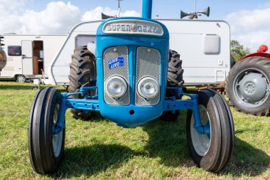 Drayton. Somerset. Birleşik Krallık. 19 Ağustos 2023 Fordson Super Dexta, Dünden kalma bir çiftlikte sergileniyor.