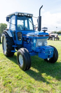 Drayton. Somerset. Birleşik Krallık. 19 Ağustos 2023.1989 'dan bir Ford 7810 traktörü Dünden kalma bir çiftlikte sergileniyor.