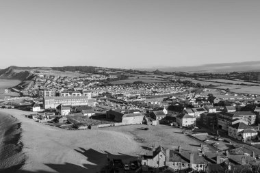Dorset 'teki batı körfezinin doğu yamacının tepesinden bak.