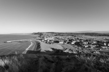 Dorset 'teki batı körfezinin doğu yamacının tepesinden bak.