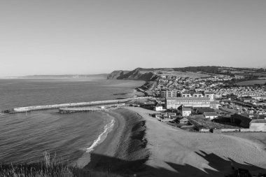 Dorset 'teki batı körfezinin doğu yamacının tepesinden bak.