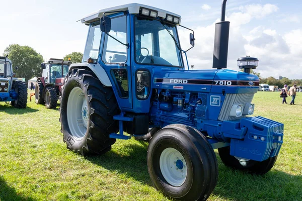 Drayton. Somerset. Birleşik Krallık. 19 Ağustos 2023.1989 'dan bir Ford 7810 traktörü Dünden kalma bir çiftlikte sergileniyor.