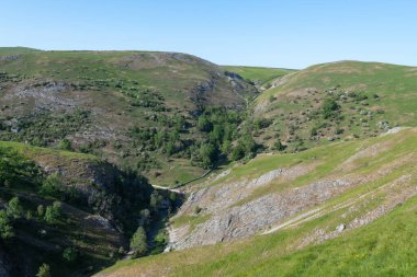 Thorpe Bulutu 'nun tepesinden Dovedale Tepesi' ne bak.