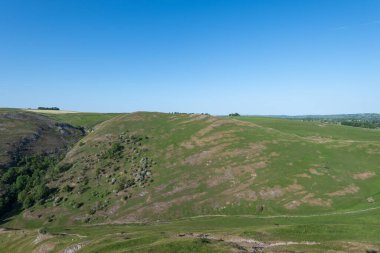 Thorpe Bulutu 'nun tepesinden Dovedale Tepesi' ne bak.