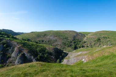 Thorpe Bulutu 'nun tepesinden Dovedale Tepesi' ne bak.