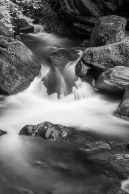 Doğu Lyn nehri üzerinde Exmoor Ulusal Parkı 'ndaki Watersmeet' te uzun süre bir şelale görüldü.