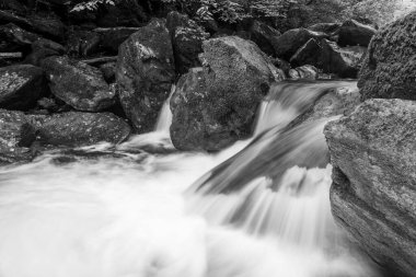 Doğu Lyn nehri üzerinde Exmoor Ulusal Parkı 'ndaki Watersmeet' te uzun süre bir şelale görüldü.