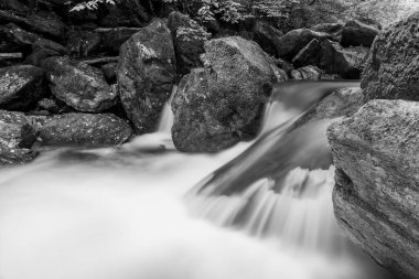 Doğu Lyn nehri üzerinde Exmoor Ulusal Parkı 'ndaki Watersmeet' te uzun süre bir şelale görüldü.