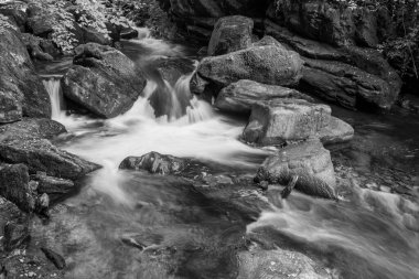 Doğu Lyn nehri üzerinde Exmoor Ulusal Parkı 'ndaki Watersmeet' te uzun süre bir şelale görüldü.