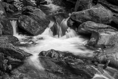 Doğu Lyn nehri üzerinde Exmoor Ulusal Parkı 'ndaki Watersmeet' te uzun süre bir şelale görüldü.