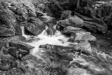 Doğu Lyn nehri üzerinde Exmoor Ulusal Parkı 'ndaki Watersmeet' te uzun süre bir şelale görüldü.