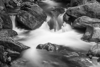 Doğu Lyn nehri üzerinde Exmoor Ulusal Parkı 'ndaki Watersmeet' te uzun süre bir şelale görüldü.