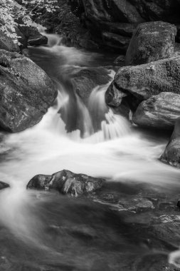 Doğu Lyn nehri üzerinde Exmoor Ulusal Parkı 'ndaki Watersmeet' te uzun süre bir şelale görüldü.