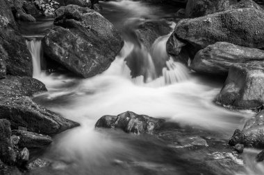 Doğu Lyn nehri üzerinde Exmoor Ulusal Parkı 'ndaki Watersmeet' te uzun süre bir şelale görüldü.